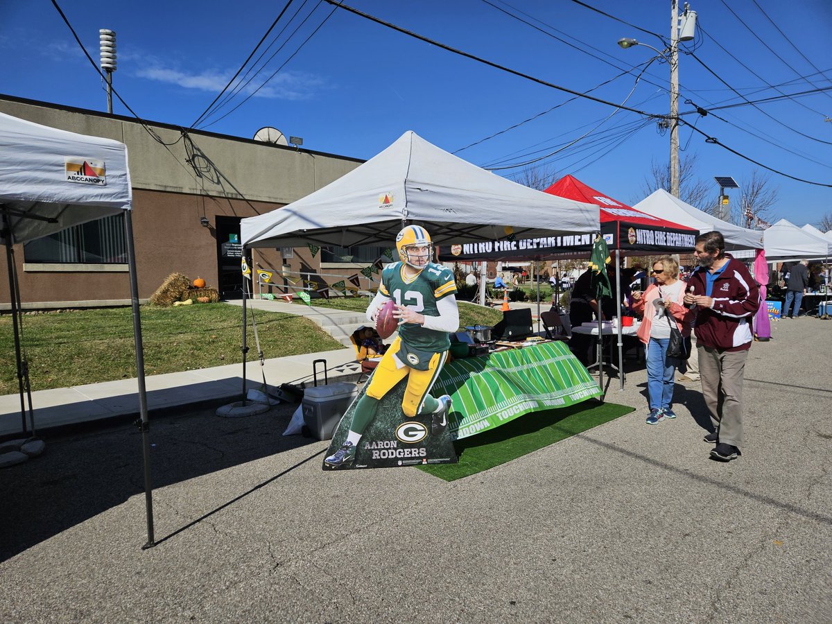 stormchas4's tweet photo. Another perfect day for #chili with special appearances by Mothman and Aaron Rodgers. 👍 🍻 #wvbeer https://t.co/311UY03ViV