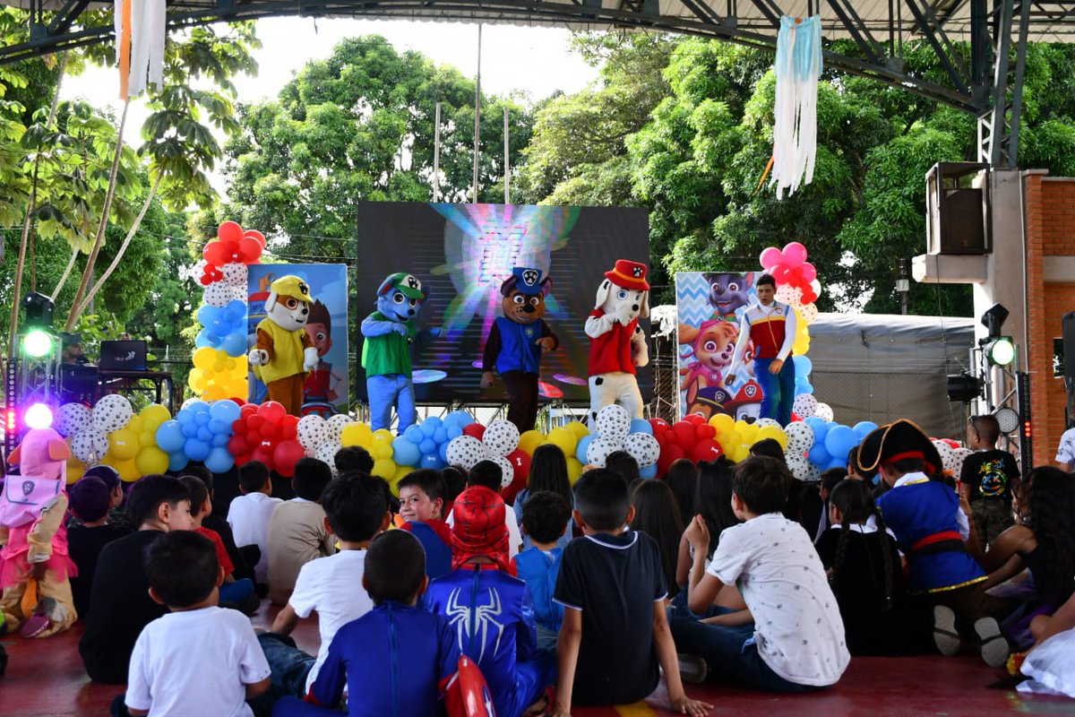 Ejercito_Div4's tweet photo. #FamiliaMilitar | Con presencia de los personajes de la patrulla canina, mucha diversión, juegos y dulces, vivieron el día de los niños, los hijos del personal de oficiales, suboficiales, soldados y personal civil, en las instalaciones del Cantón Militar Apiay en #Villavicencio. https://t.co/GCwtgGVFgI