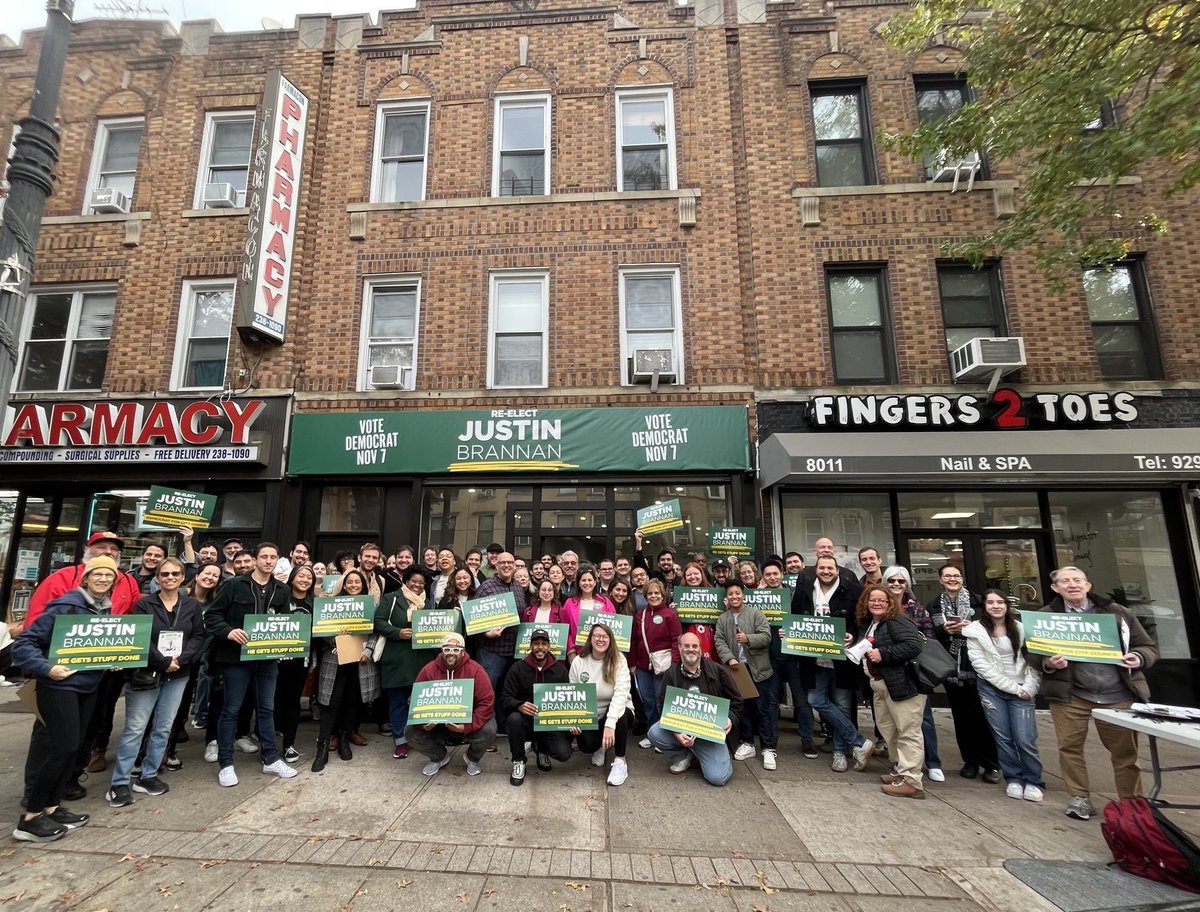 Today, we joined a plethora of supporters including @LIDbrooklyn, @NYUDems, @gomyd, @BKYoungDems, @newkingsdems, @VIDA_Democrats, @CBIDems, @BayRidgeDems, @RBGDEMS, and Stars and Stripes Democratic Club to re-elect @JustinBrannan because we all are @TeamJB2023