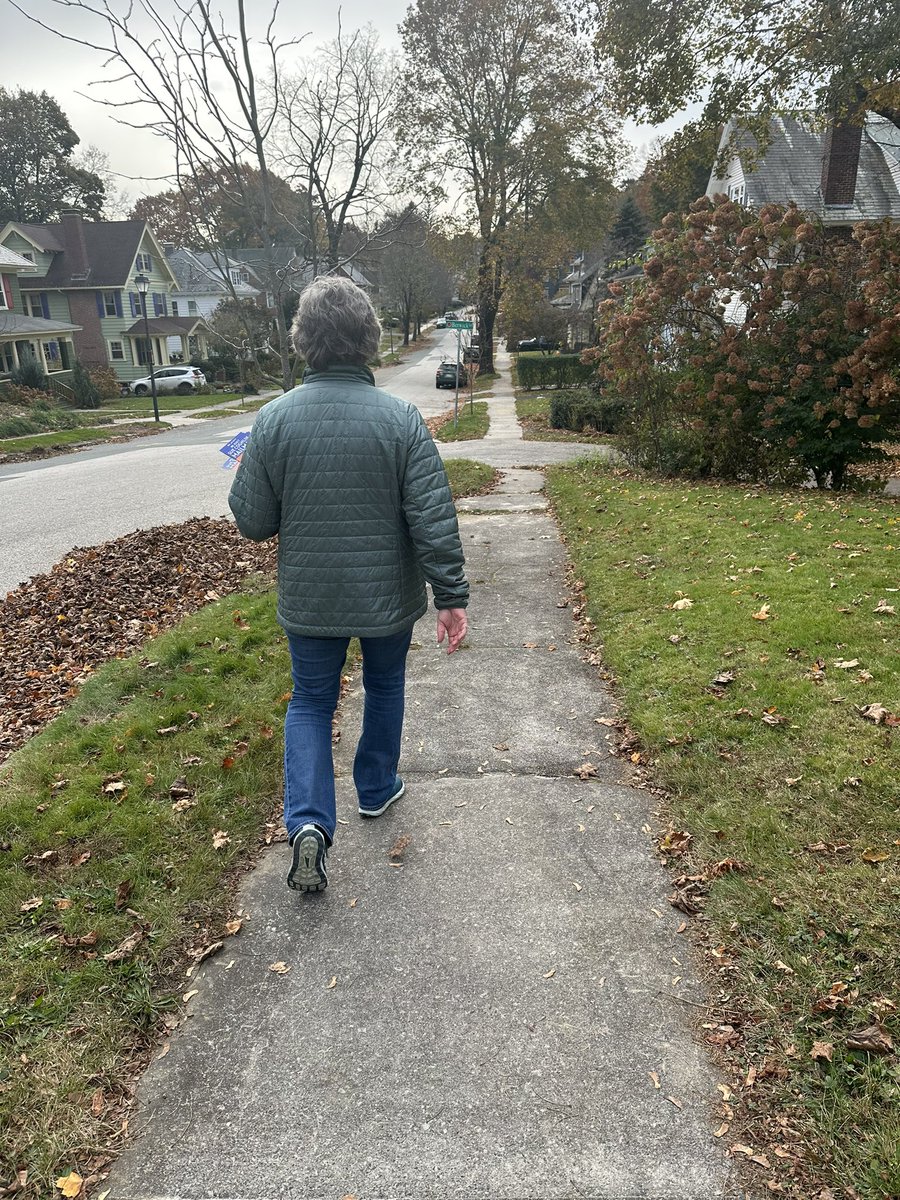 SueMailman's tweet photo. 3 days to Election Day! Spent my day at the Worcester Tech craft fair and doorknocking - be sure to vote on Tues, Nov 7th 💙🧡 https://t.co/KTyWiZG0nW