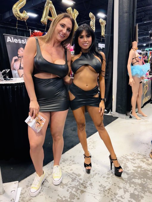 My beautiful booth neighbor @embersnowxxx ???? #beautifulgirl https://t.co/T5w7GziJYl