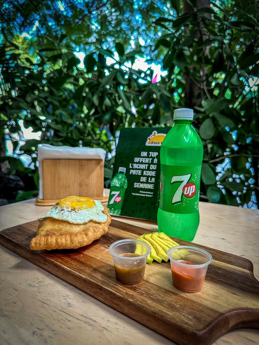 TICKETmaghaiti's tweet photo. Fun zone présente: une pâte fait maison tapissée d'un oeuf sur plat, une garniture composée de steak haché, d'oignons caramélisés, de poivrons, de fromage servie avec une salade d'avocat épicée #patekodeweek #tickettoupatou
.
.
📸📹: @Marctimephotog1 https://t.co/OLjoFOidTI