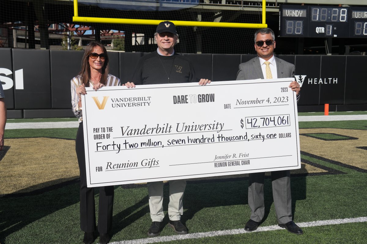 Thank you to the Vanderbilt alumni who demonstrated their generosity and Commodore spirit by making a gift in honor of VU Reunion! @VU_Chancellor stepped on the field during the annual half-time tradition of the presentation of the big check. #DareToGrow