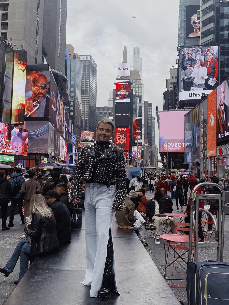 I am here mom <a href="/Pink/">P!nk</a> 
Night 1 in NYC 
<a href="/JoshieDuff/">Joshua Duff</a> @lynn_raffa <a href="/JoshieDuff/">Joshua Duff</a> <a href="/varavina99/">Katie</a> <a href="/kellykim34/">Kelly Kim</a>