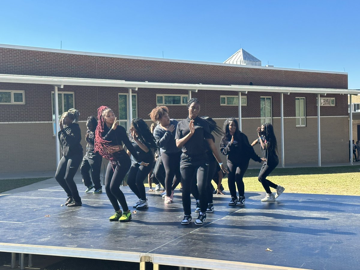 MrGuilford_RISE's tweet photo. @rice_danceSHMS our magnificent dance teacher had @APSSylvanHills dance team ready to go and they put on a show at the #ONECARVER Community Block party today! Our scholars represented the Golden Bears community! #SylvanREADY🖤💛 @TommyUsherAPS @apssupt https://t.co/ibaLsKWDER