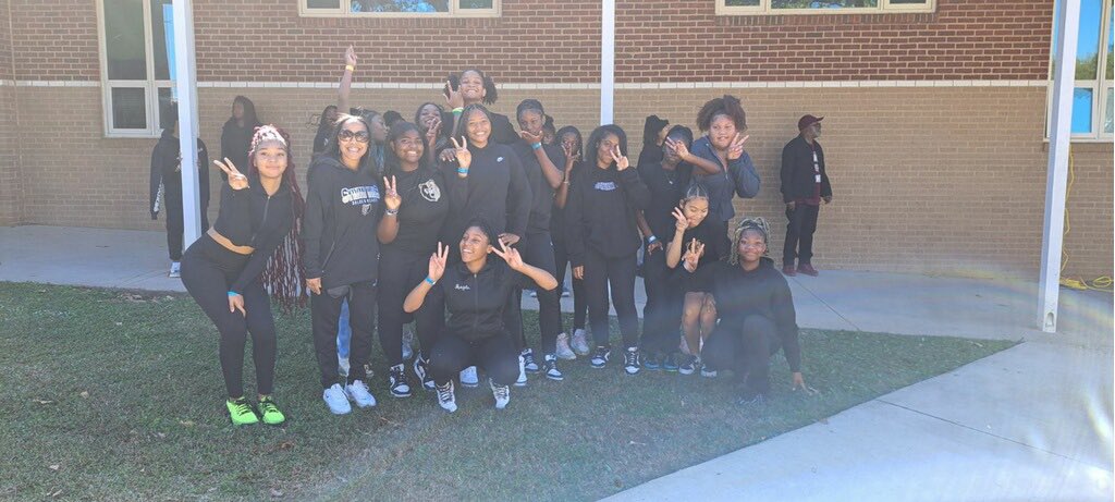 MrGuilford_RISE's tweet photo. @rice_danceSHMS our magnificent dance teacher had @APSSylvanHills dance team ready to go and they put on a show at the #ONECARVER Community Block party today! Our scholars represented the Golden Bears community! #SylvanREADY🖤💛 @TommyUsherAPS @apssupt https://t.co/ibaLsKWDER