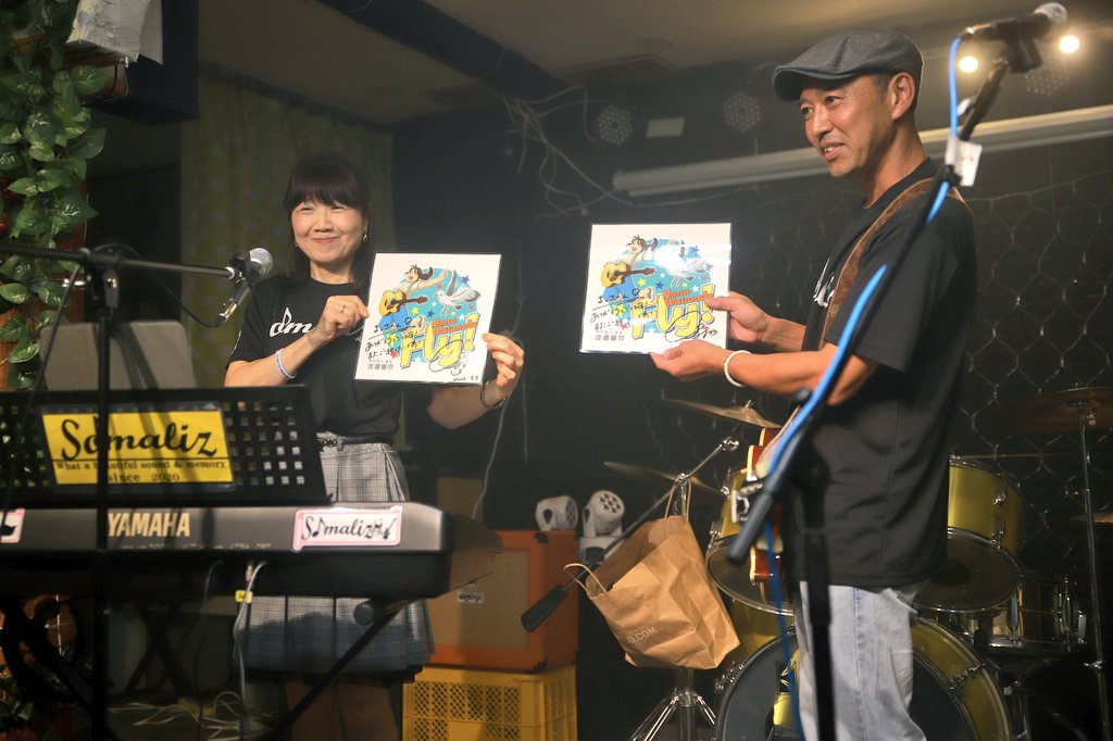 gomuzori's tweet photo. 11/4(土) 大崎 鹿島台 cafe POLKA.
｢#渡邉華奈 "Fly!" リリースツアー宮城県編｣
#Fly宮城ツアー

[共演者]
🎸#monmon  🎸#smallforest
🎹🎸S♪maliz(#Somaliz)

全ての演者さんが #はなーず アピールw
トリの華奈さんはダブルアンコール🎵
終始お祝いムードで楽しかった💮 https://t.co/ifbt3f3CP8