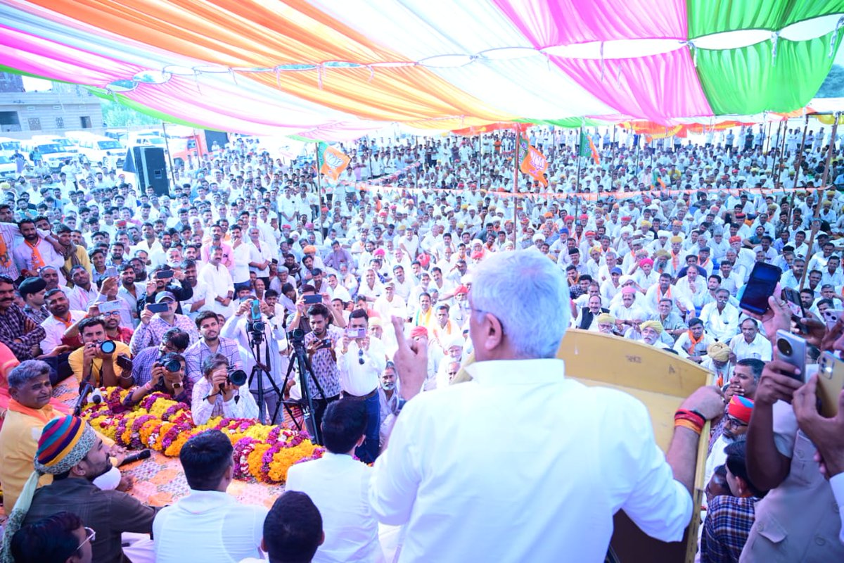 BJP4Rajasthan's tweet photo. लोहवट विधानसभा क्षेत्र से भाजपा प्रत्याशी श्री गजेंद्र सिंह खिवसर की नामांकन रैली कार्यक्रम में शामिल केंद्रीय मंत्री श्री @gssjodhpur, भाजपा जोधपुर देहात उत्तर जिलाध्यक्ष श्री मनोहरलाल पालीवाल, पूर्व सांसद श्री जसवंत सिंह बिश्नोई सहित बड़ी संख्या में पार्टी कार्यकर्ता एवं आमजन की उपस्थिति से साफ है कि प्रदेश में प्रचंड मतों से भाजपा की सरकार बनने जा रही है। 

#आ_रही_है_भाजपा