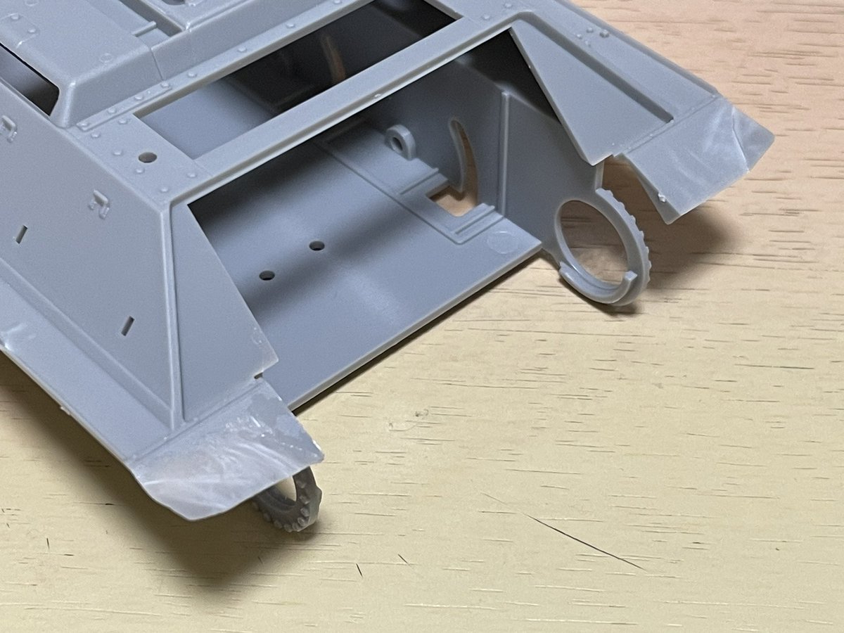 KV-2のダメージ表現が大失敗してやる気無くした💧

ダメージ表現練習用として模型屋でジャンク品買ってきました。

フェンダーの肉厚削ってベコベコ曲げてみたけれど…なんか自分のイメージと違っている💧

まあいいや…製作続行ぢゃ💪💢‼️

#プラモデル　#AFV