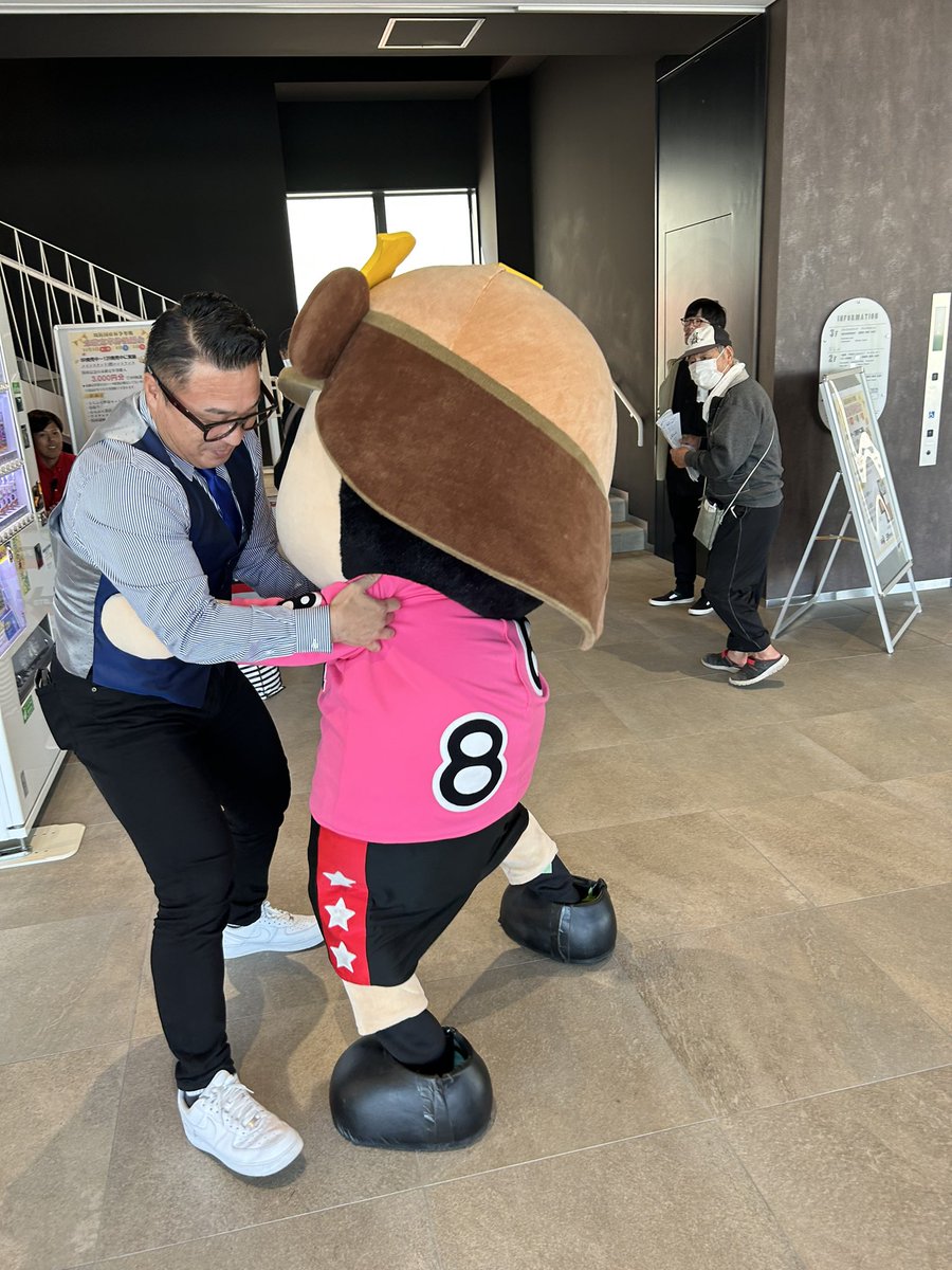 futurebirds5178's tweet image. 第二戦スタート🤣
玉ちゃんが慎平さんに「これ飲みたい」と
自動販売機を指差しおねだりしてました🫵
#加藤慎平
#ガッツ玉ちゃん
#ホープ君