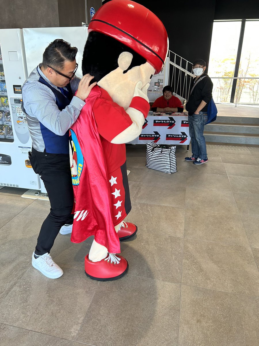 futurebirds5178's tweet image. 第二戦スタート🤣
玉ちゃんが慎平さんに「これ飲みたい」と
自動販売機を指差しおねだりしてました🫵
#加藤慎平
#ガッツ玉ちゃん
#ホープ君