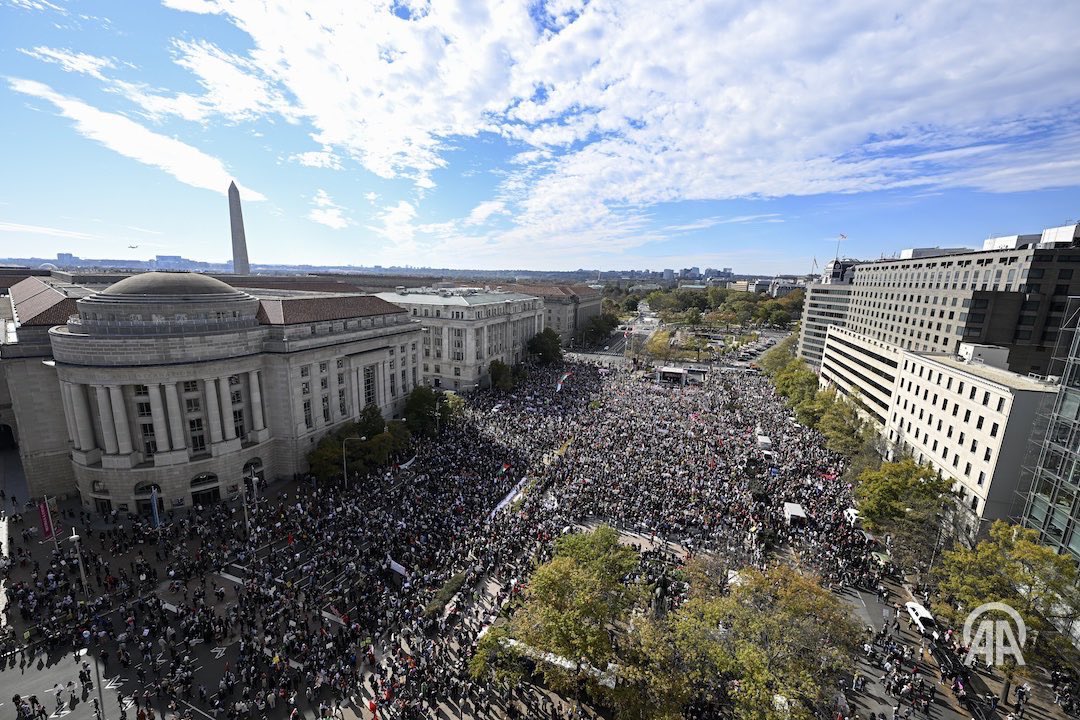 AyannaPressley's tweet image. Solidarity with the hundreds of thousands of people nationwide who marched in support of a #CeasefireNOW.

Our pro-peace, pro-humanity movement is strong and it is growing daily.