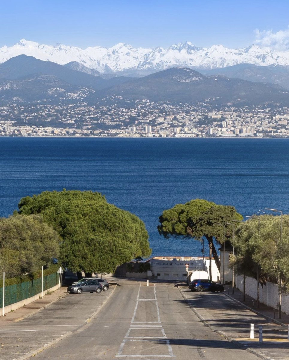 frrivieraguide's tweet image. Les Alpes Maritimes enneigées depuis le Cap d’Antibes. By Ben Lamotte. #capdantibes #alpesmaritimes #antibes #frenchriviera #cotedazur
