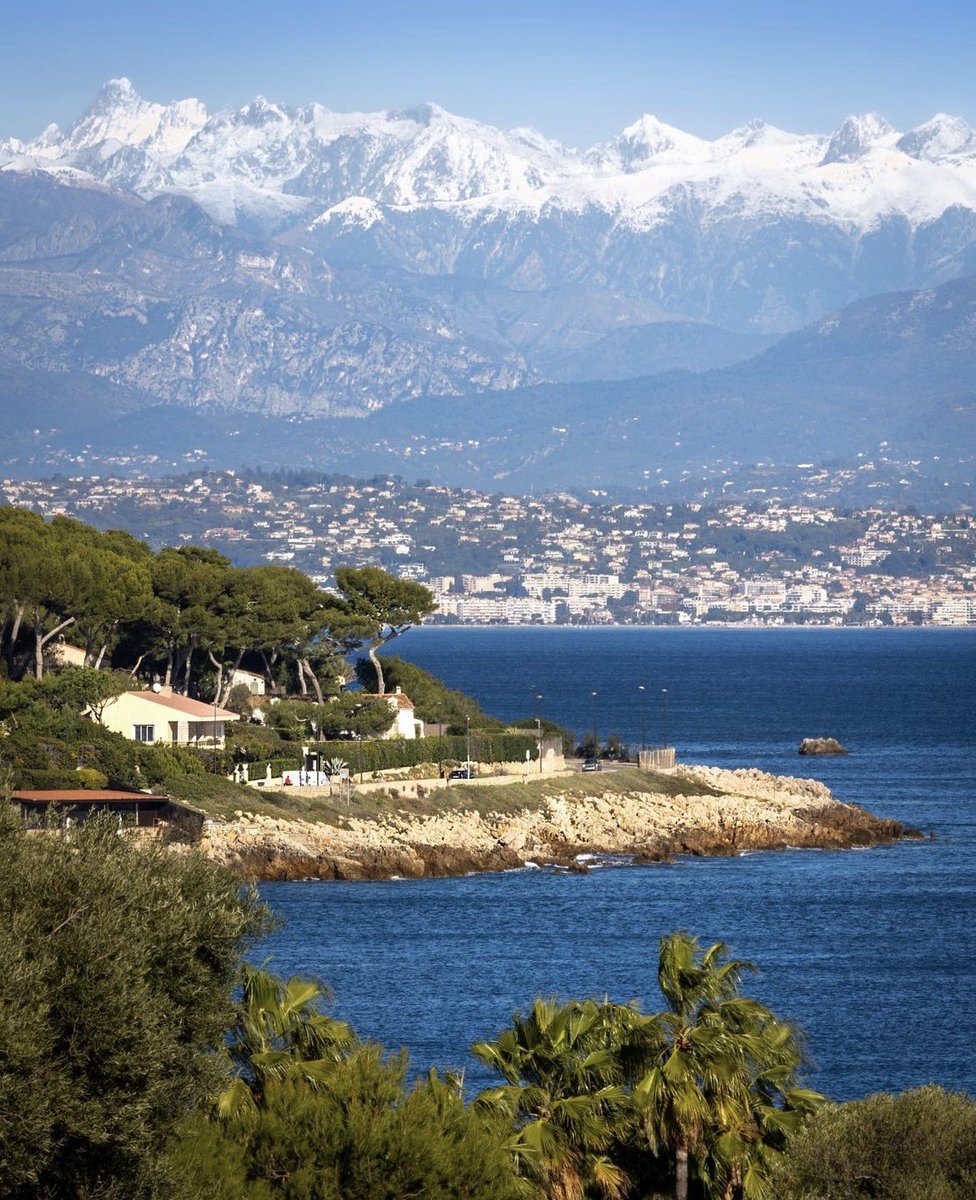 frrivieraguide's tweet image. Les Alpes Maritimes enneigées depuis le Cap d’Antibes. By Ben Lamotte. #capdantibes #alpesmaritimes #antibes #frenchriviera #cotedazur