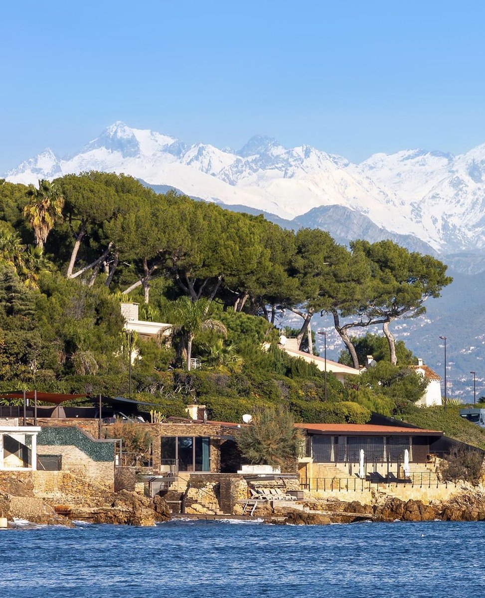 frrivieraguide's tweet image. Les Alpes Maritimes enneigées depuis le Cap d’Antibes. By Ben Lamotte. #capdantibes #alpesmaritimes #antibes #frenchriviera #cotedazur