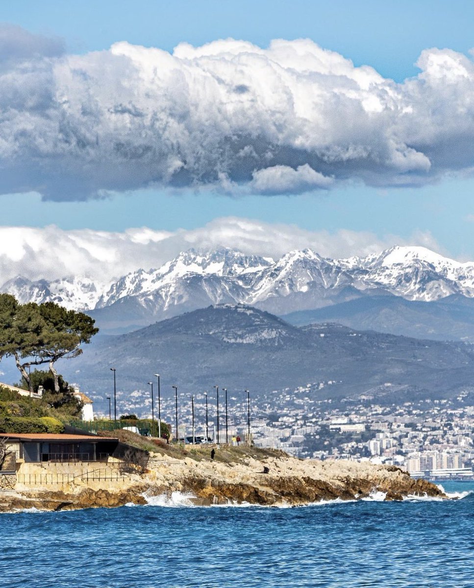 frrivieraguide's tweet image. Les Alpes Maritimes enneigées depuis le Cap d’Antibes. By Ben Lamotte. #capdantibes #alpesmaritimes #antibes #frenchriviera #cotedazur