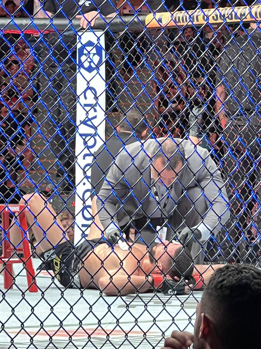 oEdisonRamos's tweet photo. @gabrielbonfim é nocauteado pelo dinamarquês, @derricklewis.

#Backstage #ufcsaopaulo #ufc #mma https://t.co/nCd0jxpqrv