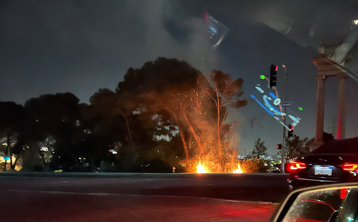 aPhyllisLing's tweet photo. Fires tonight on both ends of the Broadway bridge that connects Lincoln Heights and Chinatown/Solano Canyon, near the LA River. https://t.co/Xhka0cKmG8