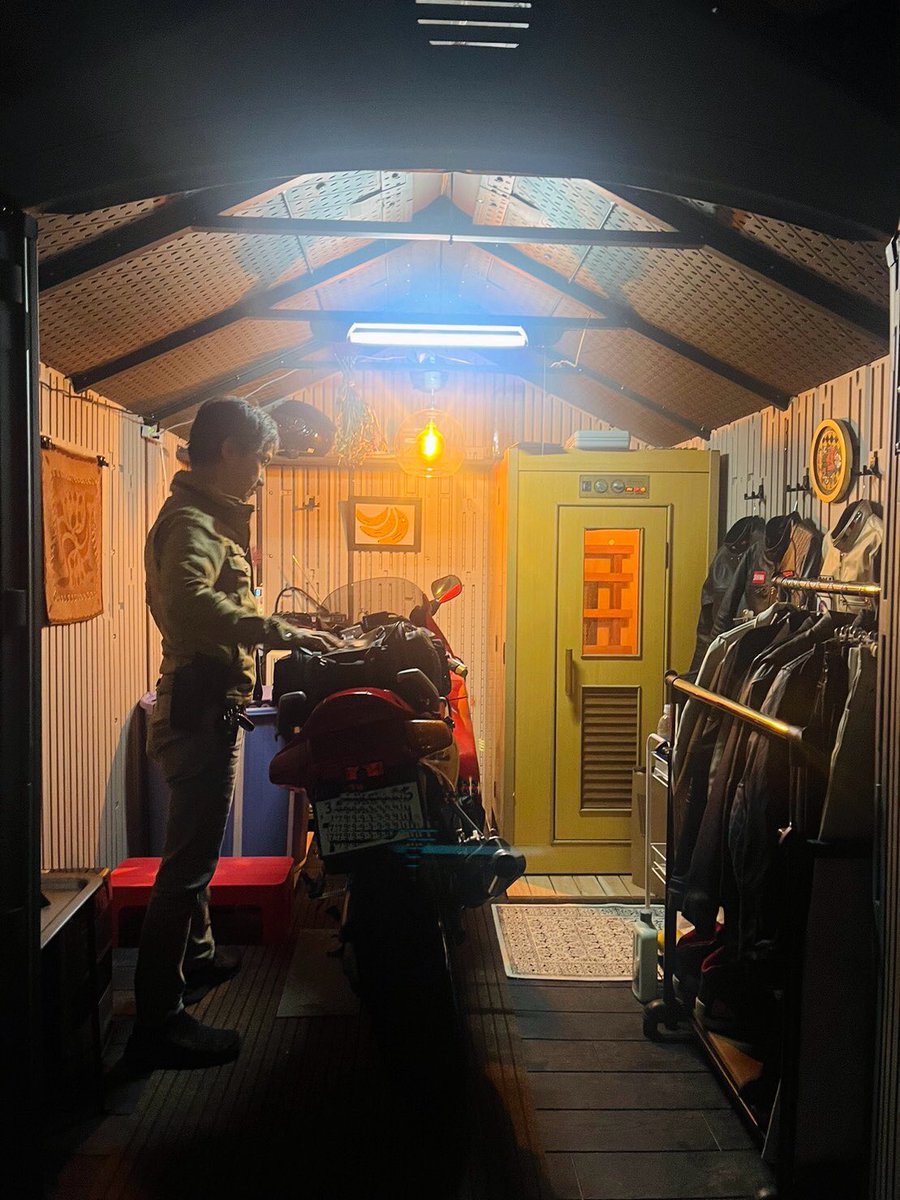 kazubonnet's tweet photo. 庭の全面コンクリート工事も終わり、一度たたんだ物置を再度組立てバイクとサウナと水風呂を配置 #バイク #ライフタイム物置 #サウナ #honda #vfr #motorcycle #福岡 #fukuoka #水風呂 #コンクリート #紅葉 #大分 #耶馬渓 #自然 #サ活 #motorcycle #ツーリング #rc36 https://t.co/3lNPTZ7qiG