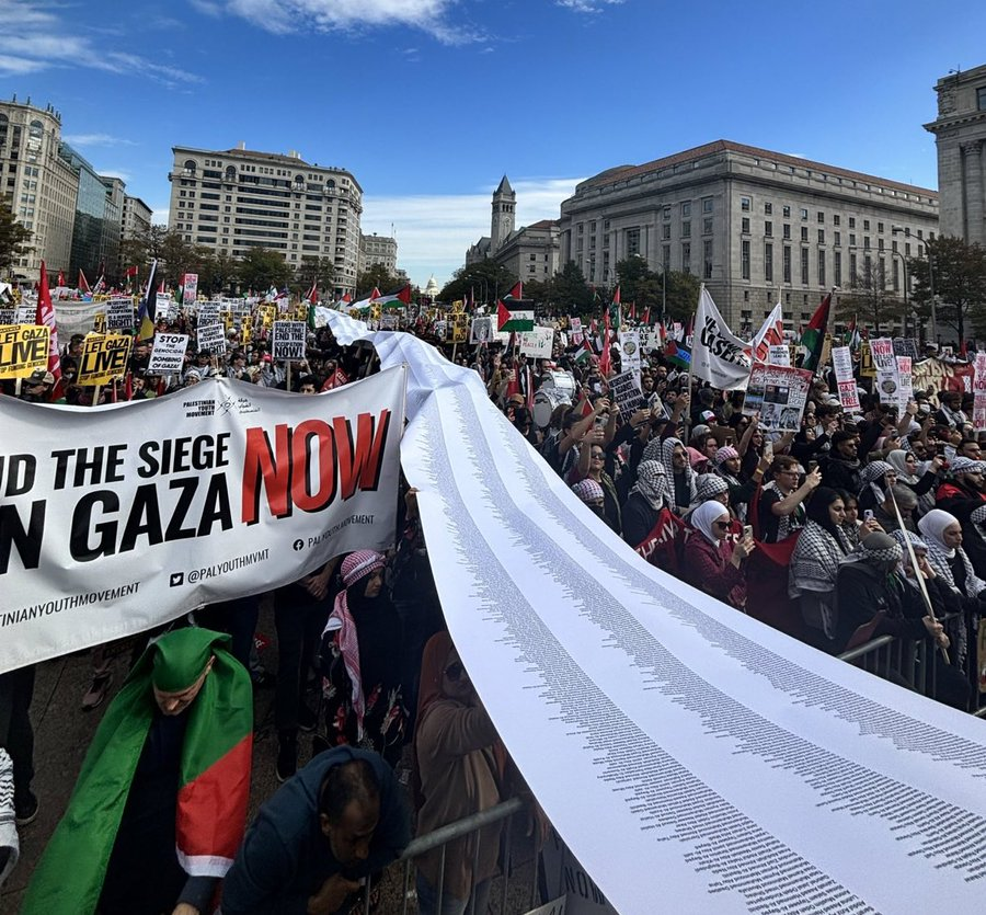ammardathinker's tweet photo. Dulu ada orang pro Israel buat video menangis baca senarai nama orang Israel sebab kena serang orang Palestin. 

Jadi, untuk demo baru ni, penyokong Palestin di US print senarai panjang orang kanak kanak Palestin yang mati sebab Israel. Ni gambar panjang list tu: https://t.co/HEK6tI1ZDE