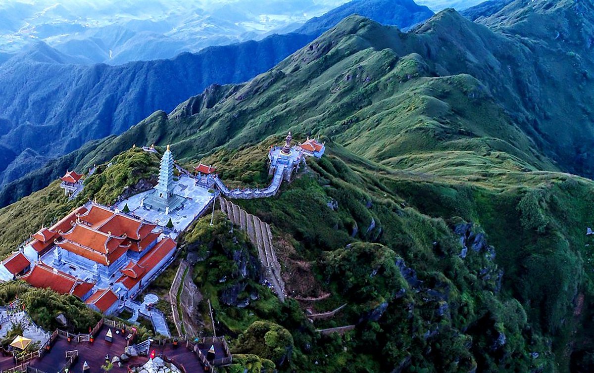 Fansipan, "The Roof of Indochina," is the highest peak in Southeast Asia at 3,147.3 meters. This is a challenging climbing adventure in Vietnam and a great opportunity to enjoy a sense of accomplishment and take in stunning views from Fansipan peak.