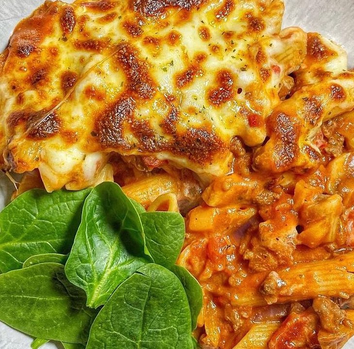 Dinnertime!#pastabake #pastaporn #cheesypasta #pastalovers #bolognesepasta
#pastasalad #dinewithme #forkyeah #comfortfood #feedmemore #meltedcheese #foodforall #homecookedmealsarethebest #italianfoodlover  #comfortfood
