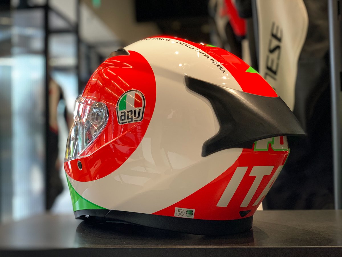 DAINESEODAIBA's tweet image. 【ダイネーゼ台場 商品紹介】
人気シリーズであるK3がフルモデルチェンジをし、台場店に入荷致しました。

バレンティーノが2018年のムジェロGPで使用したグラフィック"VIVA L’ITALIA"(丸ごとイタリア!)がラインナップされています。

商品URL：agvhelmets.jp/product/183810…

#AGVhelmet #AGVrider