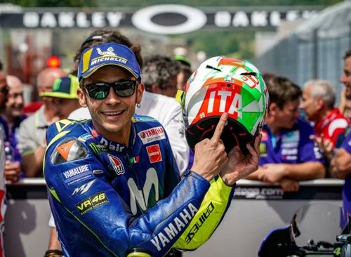 DAINESEODAIBA's tweet image. 【ダイネーゼ台場 商品紹介】
人気シリーズであるK3がフルモデルチェンジをし、台場店に入荷致しました。

バレンティーノが2018年のムジェロGPで使用したグラフィック"VIVA L’ITALIA"(丸ごとイタリア!)がラインナップされています。

商品URL：agvhelmets.jp/product/183810…

#AGVhelmet #AGVrider