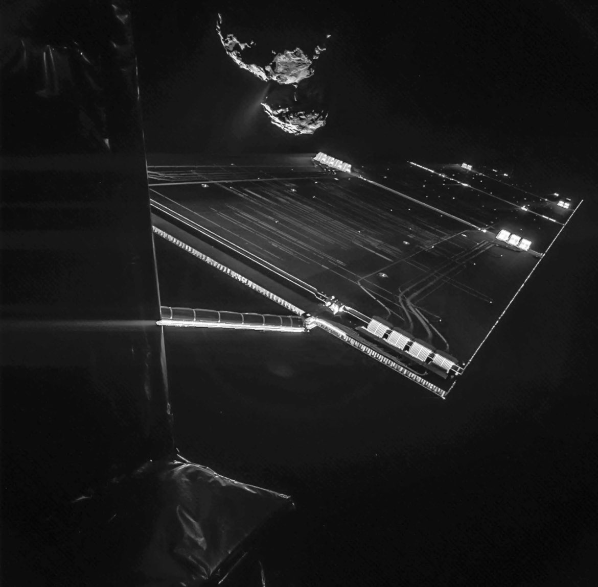 ￼have you ever seen a spacecraft take a selfie with a comet before? well, now you have ☄️🛰️
