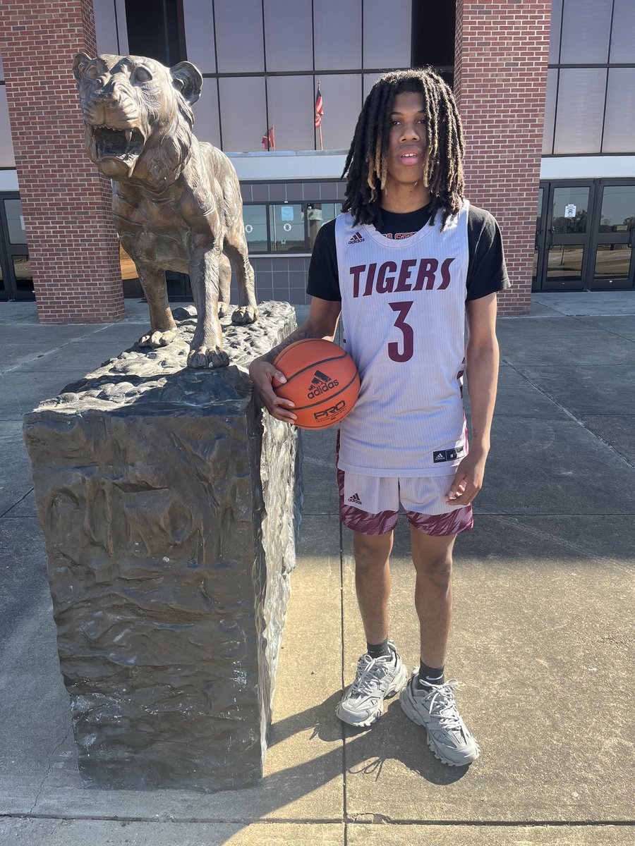 lil Hall tweet media