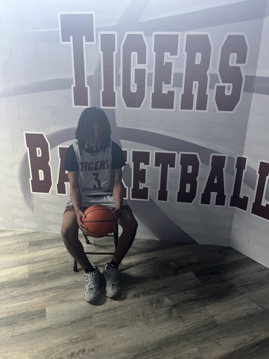 lil Hall tweet media