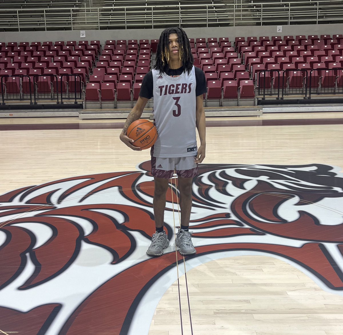 lil Hall tweet media