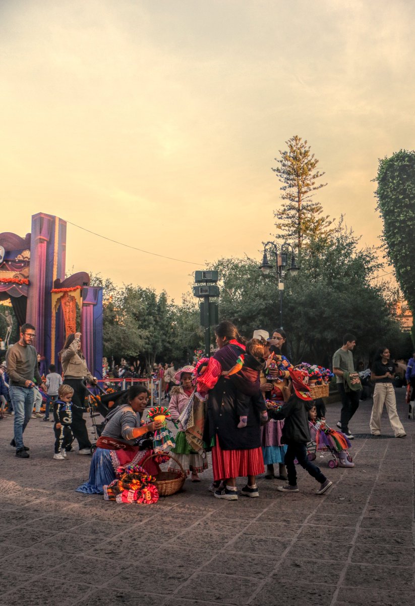 Bellos instantes....
.
.
.
.
.
.
.
.
.
.
.
.
.
.
#Querétaro #México #momentos #streetphotography  #streetphotograph  #streetphoto #queretaLOVE #presumeAQro #canon #canonphotography  #PhotographyIsArt  #photographylovers #instantes #perspectivas