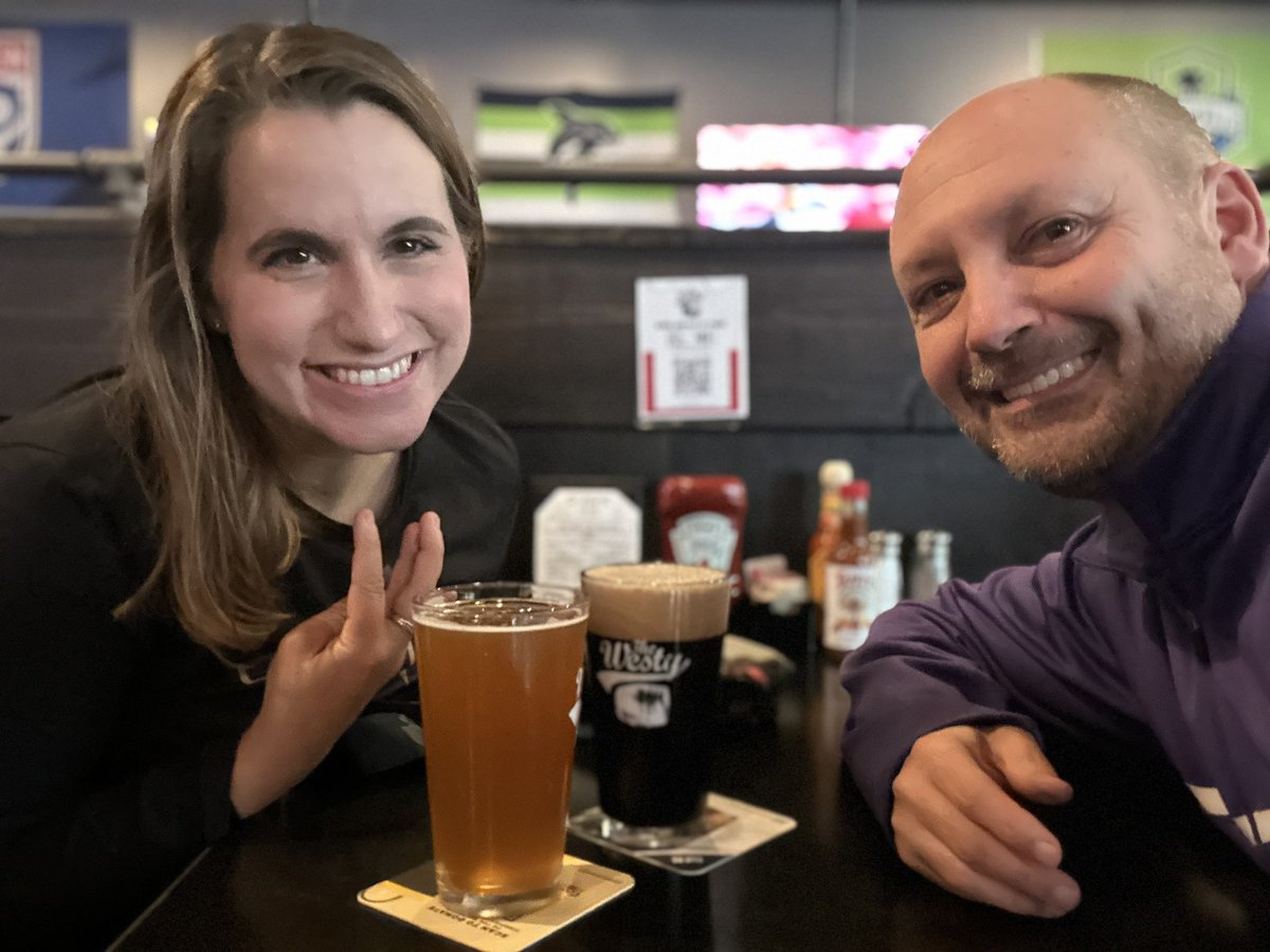 uwleah's tweet image. USC can FTFO all they want…but let’s make em bow down tonight 

#BeatSC 💜💛