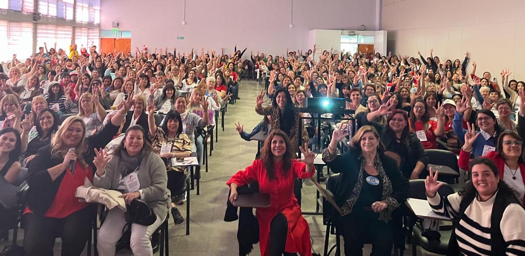 Mientras tanto, ellas. Mujeres Radicales de todo el país reunidas en el Décimo Encuentro Nacional. Corrientes. Ni moda, ni desconocimiento. Democracia: todas las edades. Aprendizaje, práctica, continuidad, modernidad, equidad y derechos. Orgullo🇦🇷🇮🇩