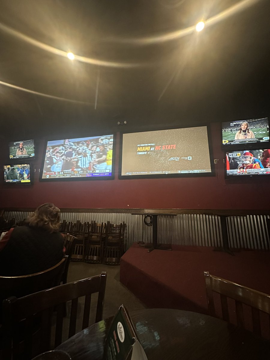 CattoorHunter's tweet image. Best spot to watch football! @bullnbones