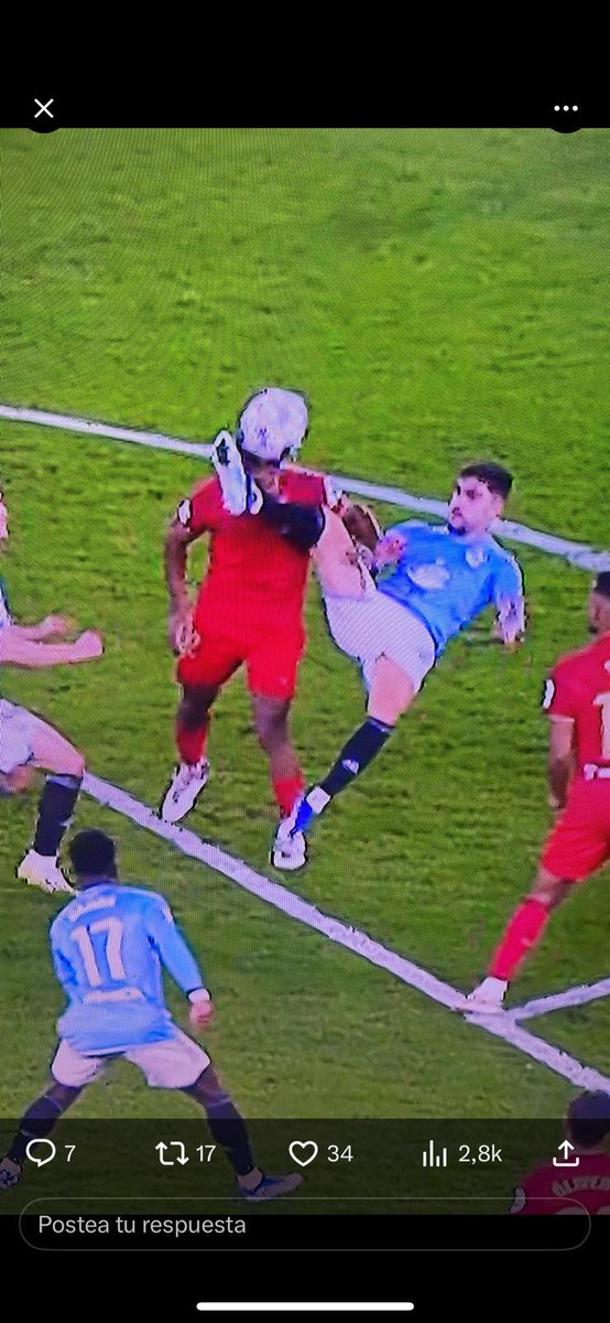 pepepacoS's tweet photo. De estas tres acciones, en cual creéis que está 3/4 partes de la España futbolera pidiendo penalty? https://t.co/3TXJUDTb6g