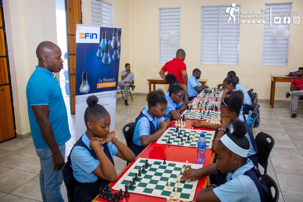 coachbenbens's tweet image. À l’occasion du 60e anniversaire du lycée de Petion-Ville, l’@UQuisqueyaHaiti  avec le soutien  du @GroupeProFin a entamé un ensemble d’activités à l’intention des élèves du dit lycée.

- Stage d’immersion sur les changements climatiques. 
- Atelier d’initiation au jeu d’Echecs
-…