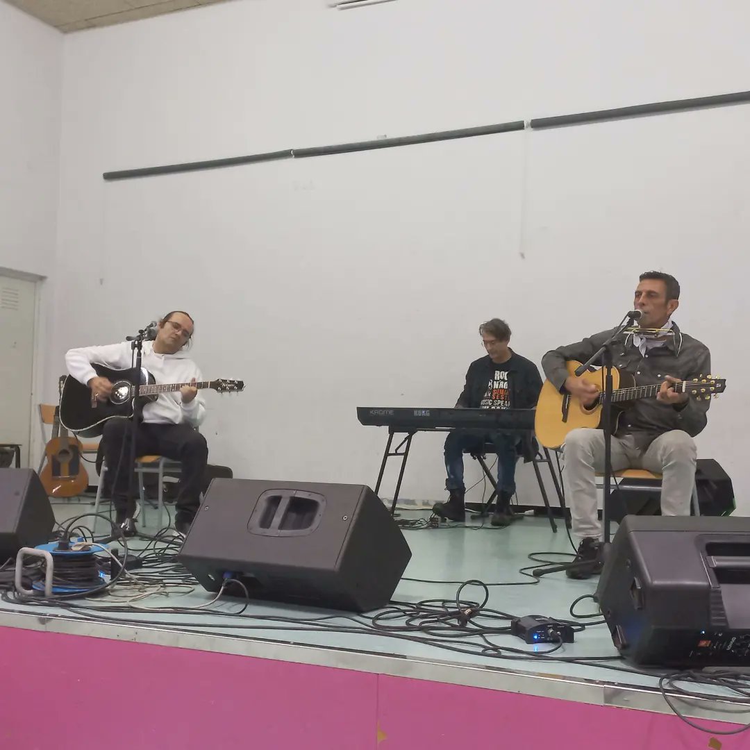 JessEMD1's tweet photo. Moltes gràcies a tots els que heu fet possible el concert solidari per a l'ajuda humanitària de @metgessensefronteres: artistes, tècnics, col•laboradors...i evidentment al públic assistent.

#somdeJesús
@jesusesmou @electrojulio_ @emmsdejesus @corflumine @flanagans.poprock https://t.co/QjDblUTx8E