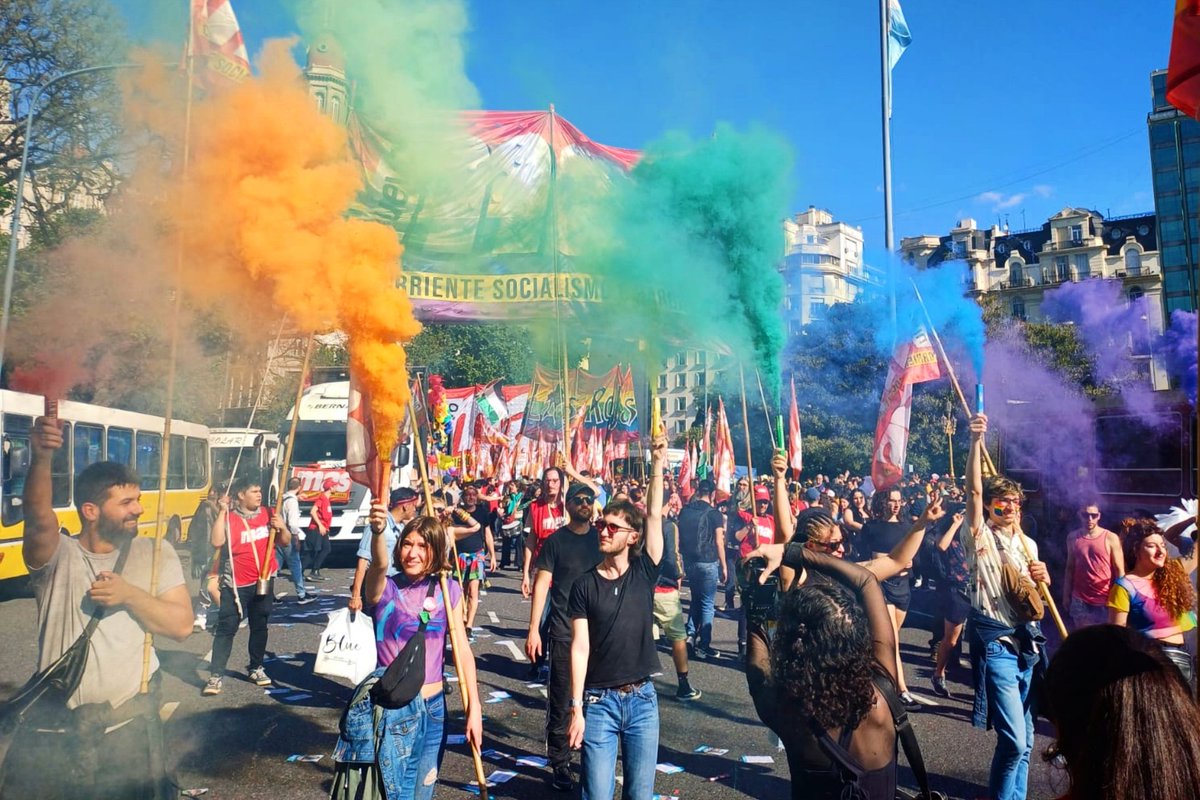 NuevoMASCABA's tweet image. 32° Marcha del Orgullo LGBTTINB 🌈
Hoy #4N salimos a las calles en la gran carroza del Nuevo MAS y Las Rojas para parar a la derecha, a los discursos de odio y contra el ajuste ✊️

#orgullo2023 #MarchaDelOrgullo