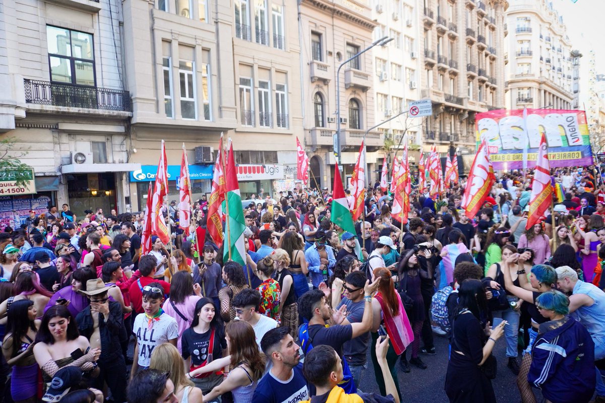NuevoMASCABA's tweet image. 32° Marcha del Orgullo LGBTTINB 🌈
Hoy #4N salimos a las calles en la gran carroza del Nuevo MAS y Las Rojas para parar a la derecha, a los discursos de odio y contra el ajuste ✊️

#orgullo2023 #MarchaDelOrgullo