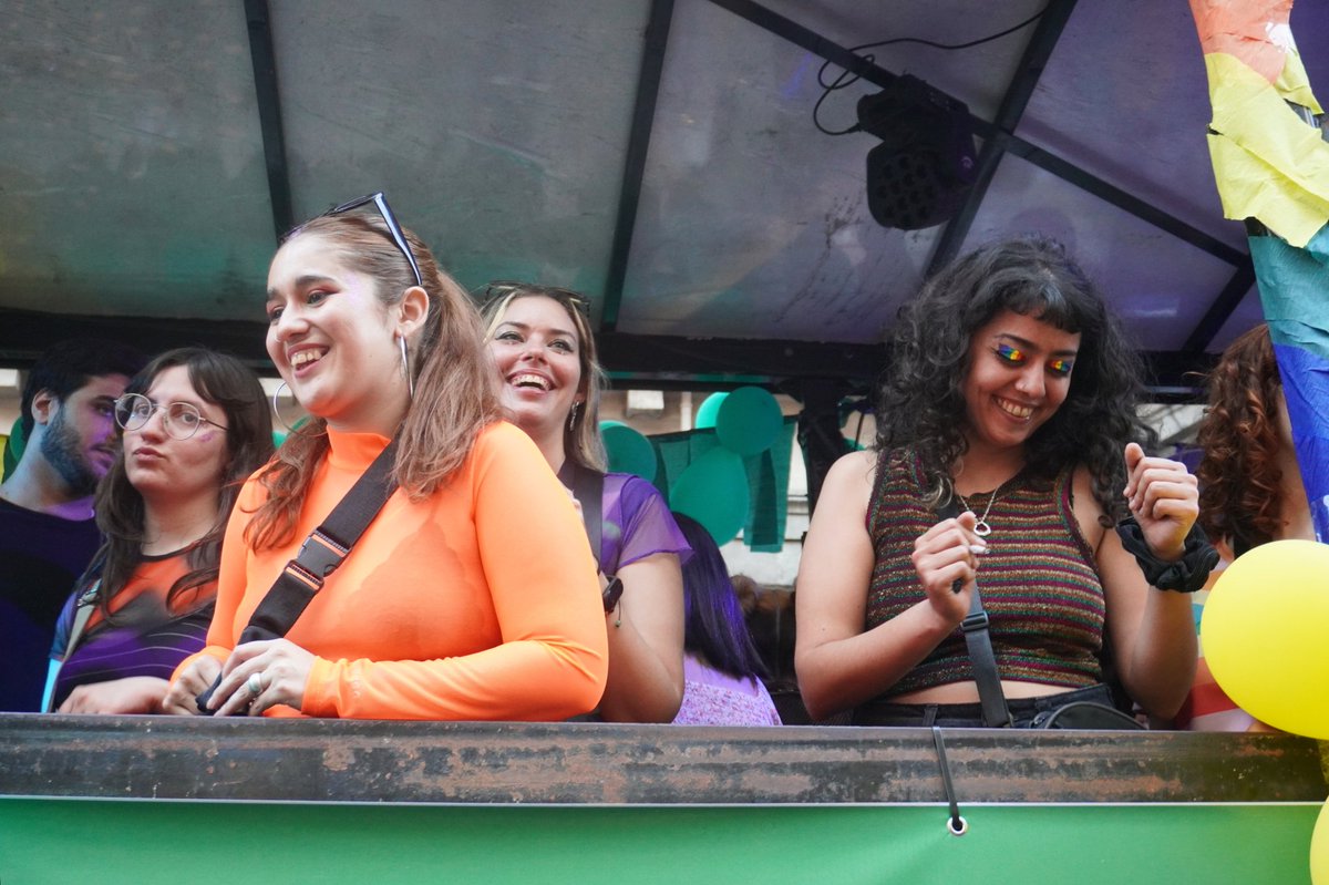 NuevoMASCABA's tweet image. 32° Marcha del Orgullo LGBTTINB 🌈
Hoy #4N salimos a las calles en la gran carroza del Nuevo MAS y Las Rojas para parar a la derecha, a los discursos de odio y contra el ajuste ✊️

#orgullo2023 #MarchaDelOrgullo