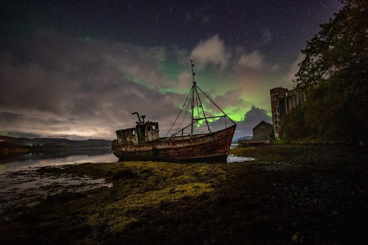barrabest's tweet photo. This evening's aurora.  Milford, County Donegal. Photo by Proinsias Carr. https://t.co/S6nYWtfkNO