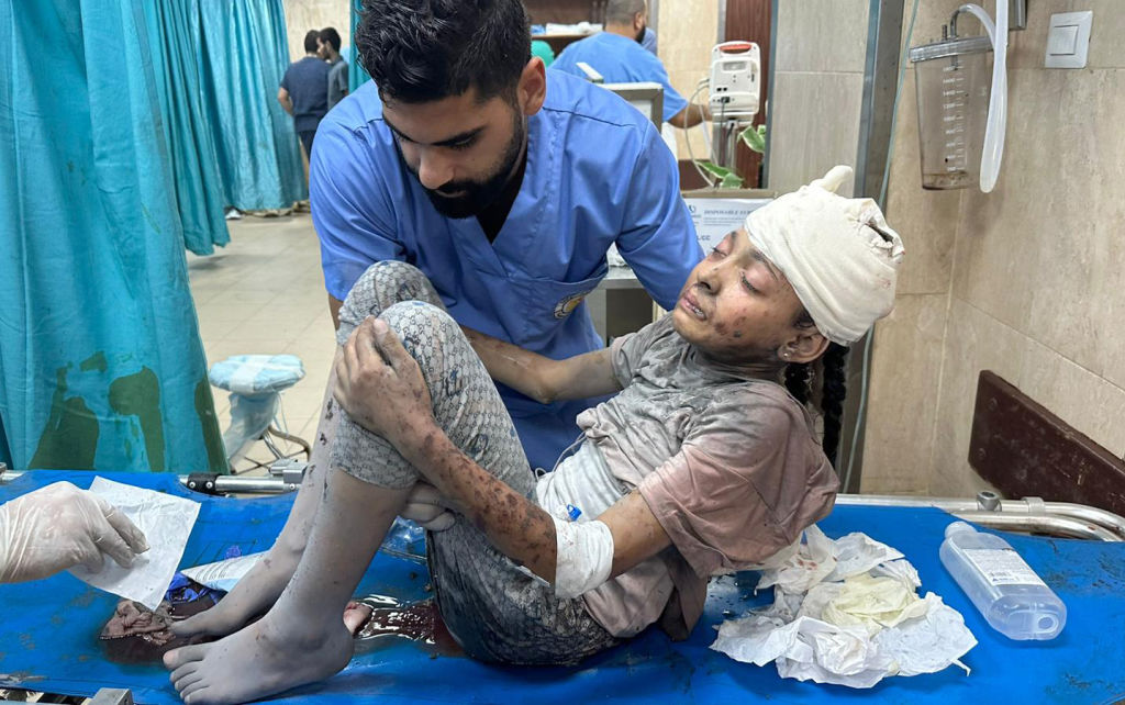 أطفال داخل مستشفى شهداء الأقصى في دير البلح، بعد مجزرة جديدة أحدثها القصف الإسرائيلي على مخيّم المغازي، خلّفت أكثر من 30 شهيدًا ونحو 100 جريح.

📸 دعاء الباز/ getty

✅ انستغرام:
instagram.com/ultrapalestine…
✅ واتساب:
whatsapp.com/channel/0029Va…
✅تيليغرام:
t.me/ultrapalestine