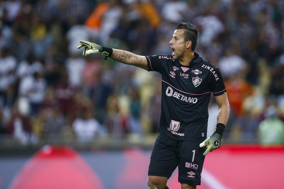 VSportsTM's tweet photo. Fábio 🇧🇷🧤 se convirtió en el futbolista de mayor edad en levantar la #Libertadores, con 43 años y 35 días. La marca le pertenecía a Ever Hugo Almeida, quien la conquistó en 1990 con Olimpia a los 42 años, 3 meses y 5 días. Vía @mavegol. https://t.co/jXTlOEA80y