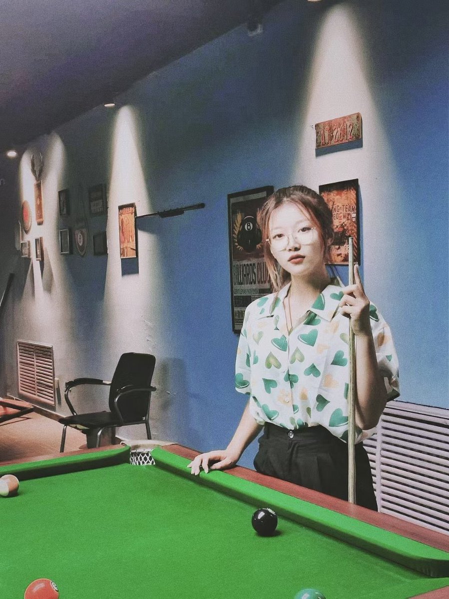 slutjien's tweet photo. 颜值6.5分
轻熟长相，第二张因为没修图有点土气，暴露了真实颜值。
淫相7.5分
有一丝端庄但带着抚媚的反差感。属于可S可M的类型，玩法多样。
妆容7.5分
眼镜还是很适合这张脸的，穿着也还挺符合人设。
总体 7分
轻熟眼镜婊
 #打分  #出卖  #反差婊 #意淫  #羞辱 #投稿 #配文 #母猪 #报价 #母畜 https://t.co/TOatupK5pa