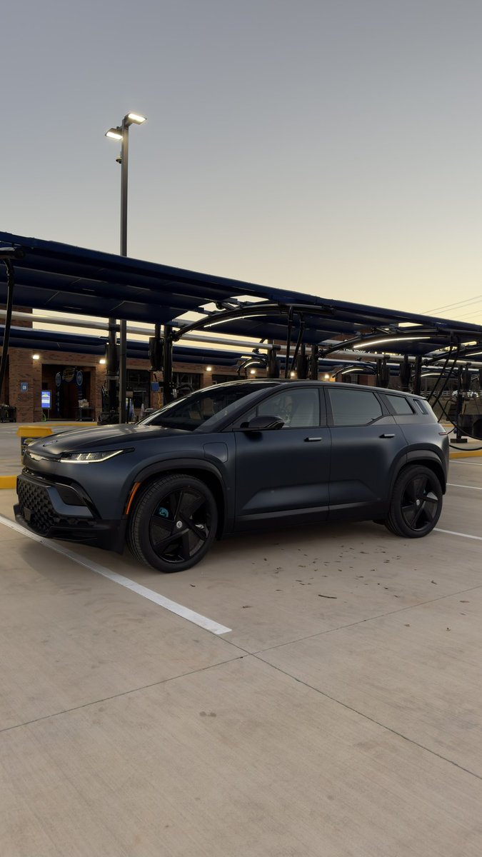 uglyfast's tweet photo. Wifey's brand new #FisketOceanOne. It's pretty cool. Customer service less so. ¯\_(ツ)_/¯ #Fisker #OceanONE https://t.co/kBkvf0AQEW