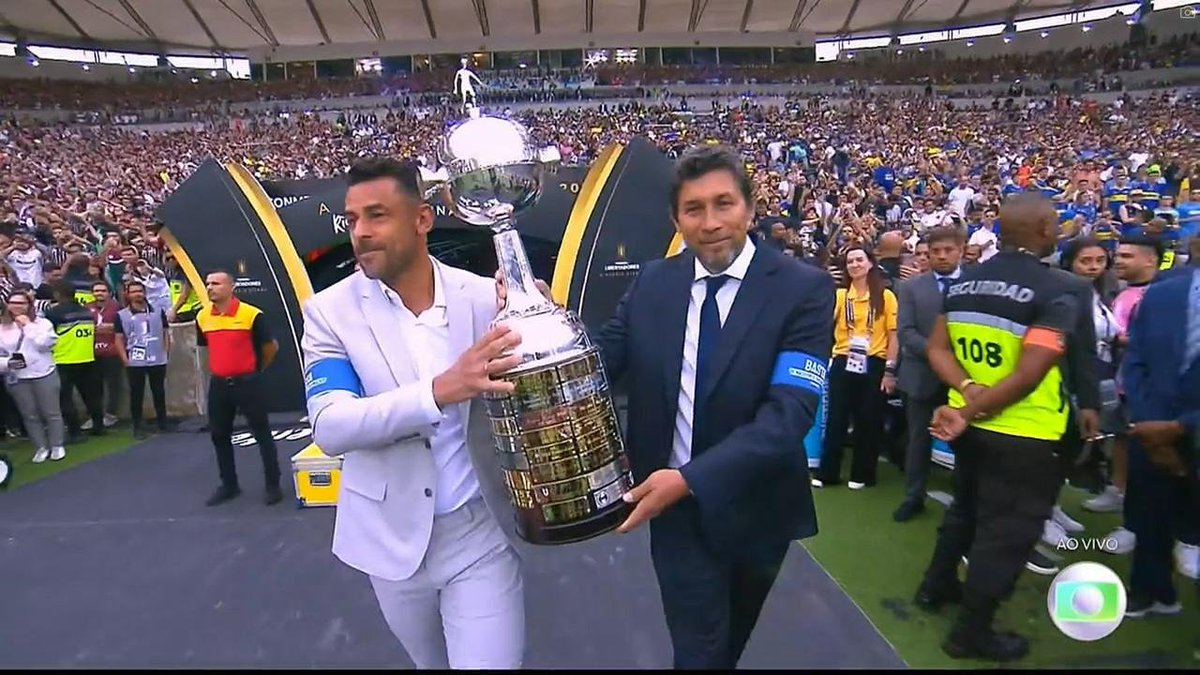 goleadadazoeira's tweet photo. a taça da Libertadores de verdade /// a taça que deram pro fluminense 

kkkkkkkkkkkkkkkkkkk

📸 Globo https://t.co/6SagxNJBGC