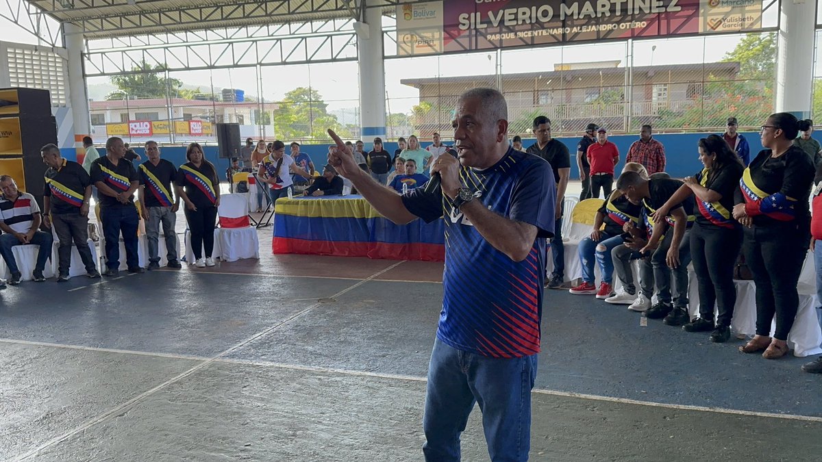 tatachavista's tweet photo. Con la juramentación del Comando de Campaña Venezuela Toda en el municipio Piar, por parte del jefe de campaña @amarcanopsuv nuestro pueblo se prepara para decir Cinco Veces Sí y acompañar al Pdte. @NicolasMaduro en la Defensa de la soberanía sobre nuestro territorio Esequibo https://t.co/HvQyCYlYUG