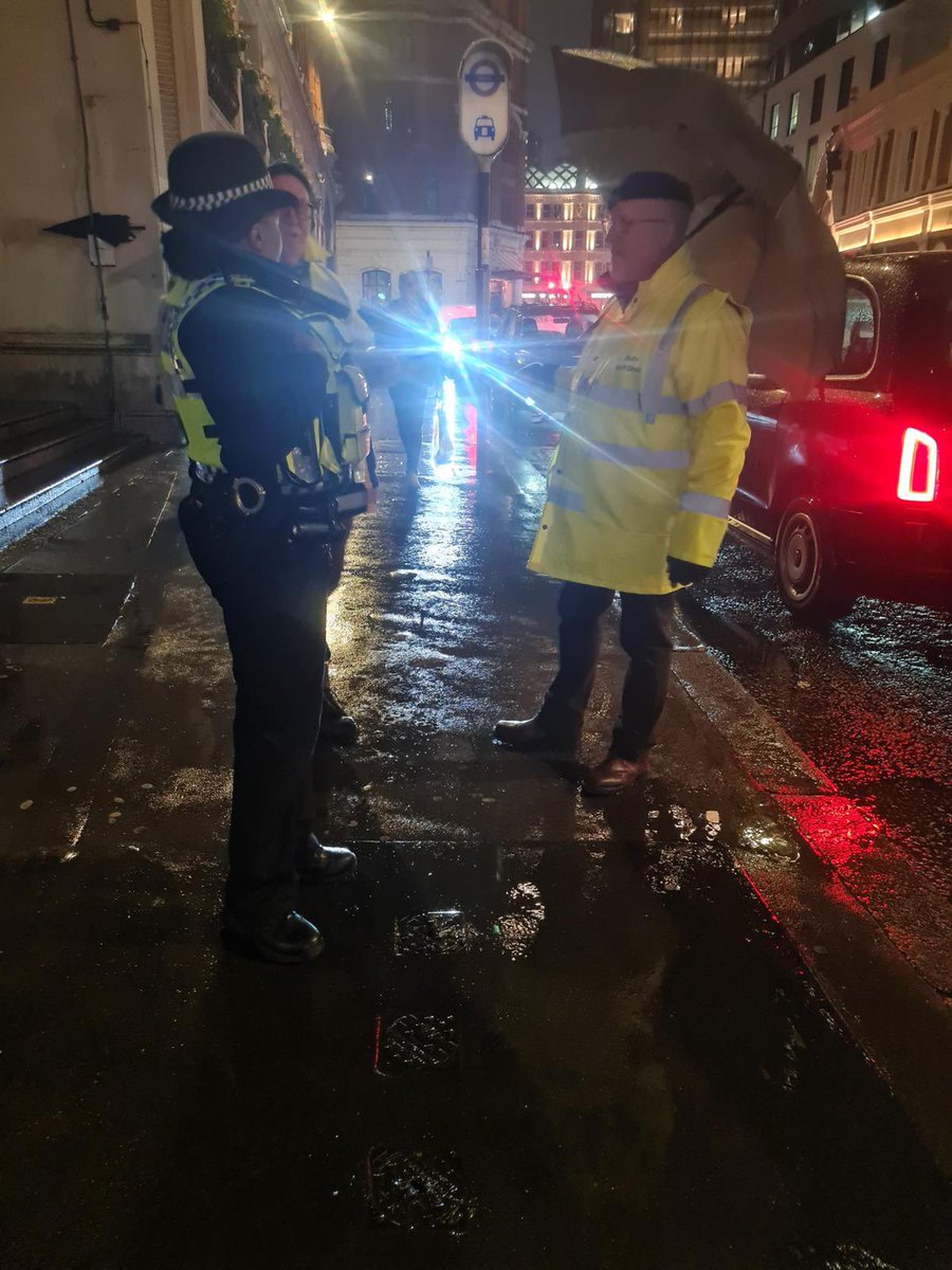 BTP Liverpool Street Officers engaging with the public and taxi marshal, on a joint initiative with City of London police. Enjoy your evenings and get a swift taxi home. #NTE #BTP #CityofLondon
